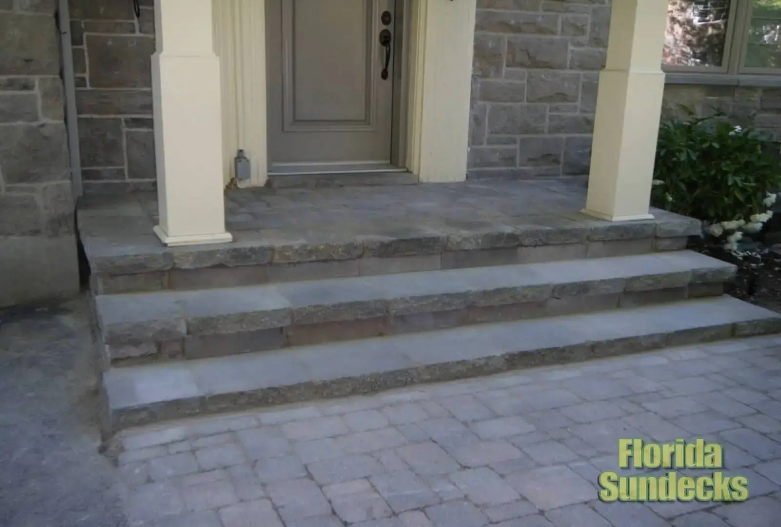 Uni stone in St-Lazare