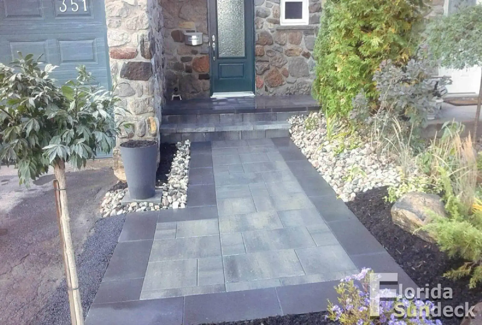 Uni stone in St-Lazare